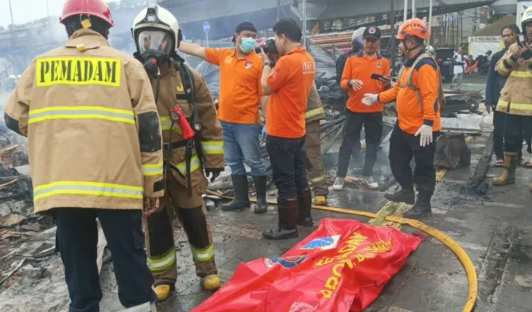 Kebakaran Lapak Bekas Bangunan di Simpang Matraman: Satu Orang Meninggal Dunia